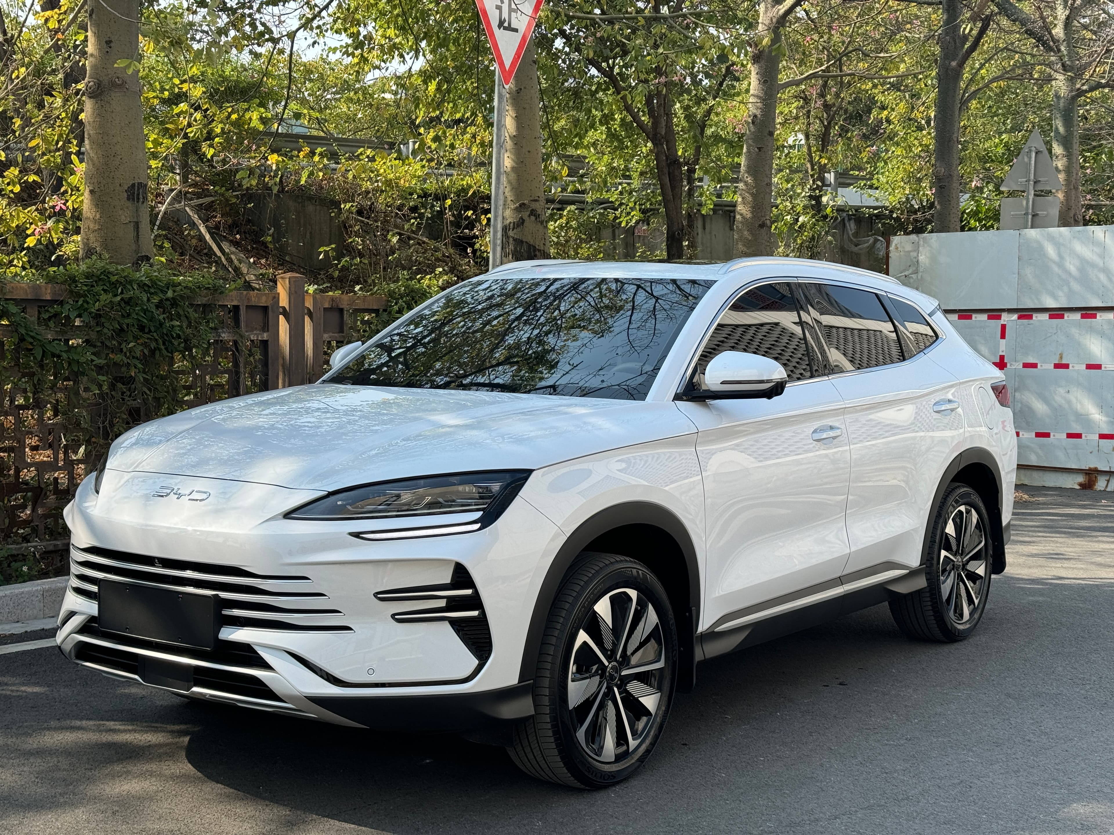 2025款 比亚迪 宋PLUS DM-i 智驾版 112KM 尊贵型