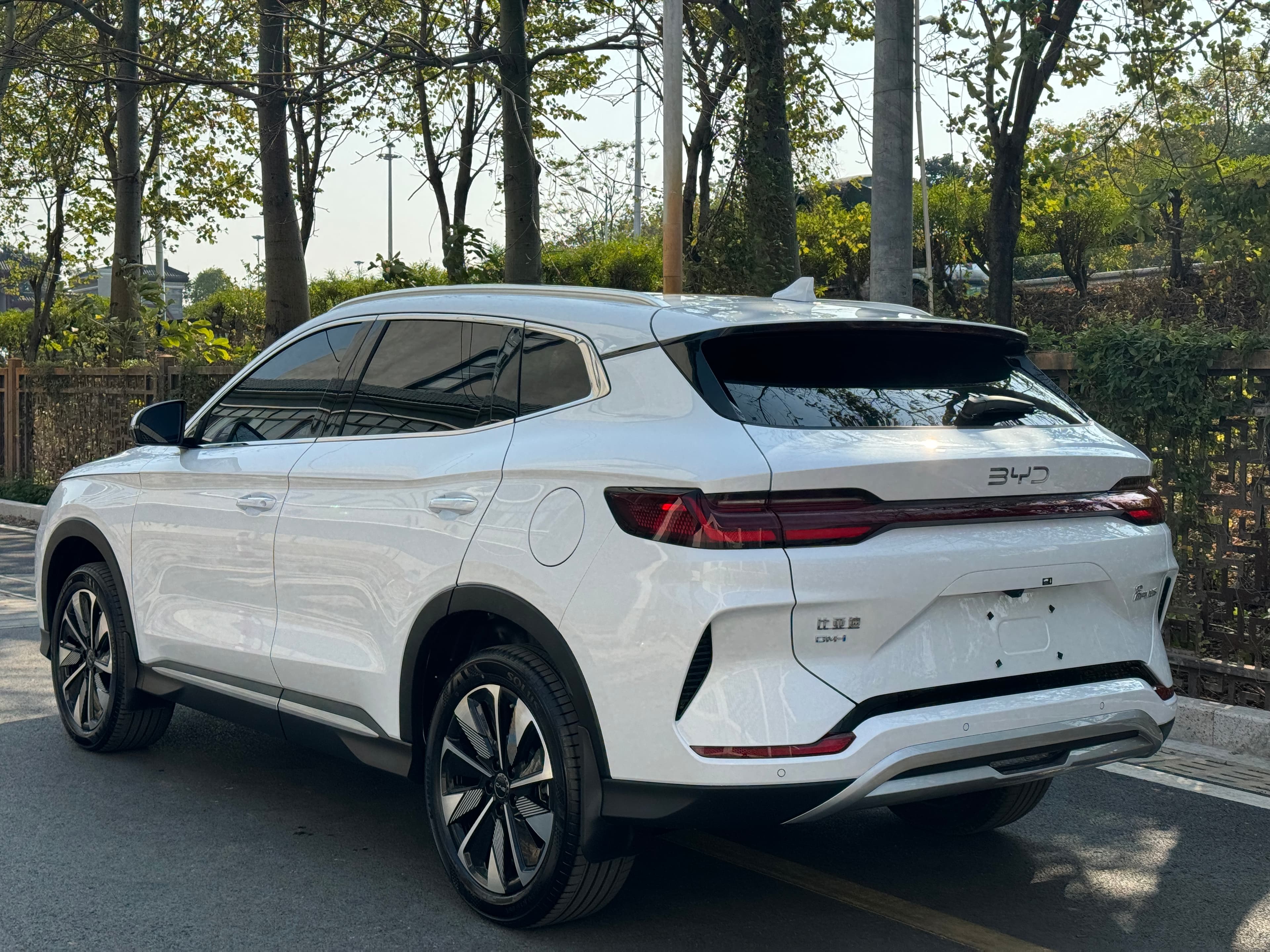 2025款 比亚迪 宋PLUS DM-i 智驾版 112KM 尊贵型