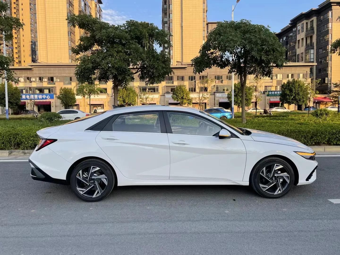 2023款 现代 伊兰特 1.5L CVT LUX 尊贵版