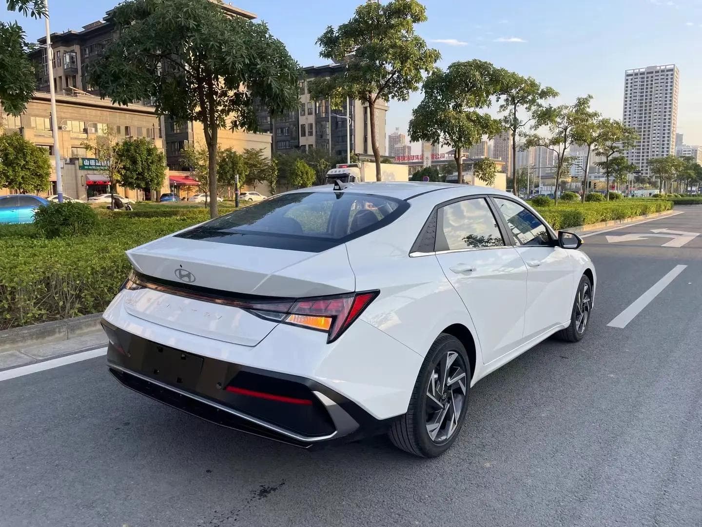 2023款 现代 伊兰特 1.5L CVT LUX 尊贵版