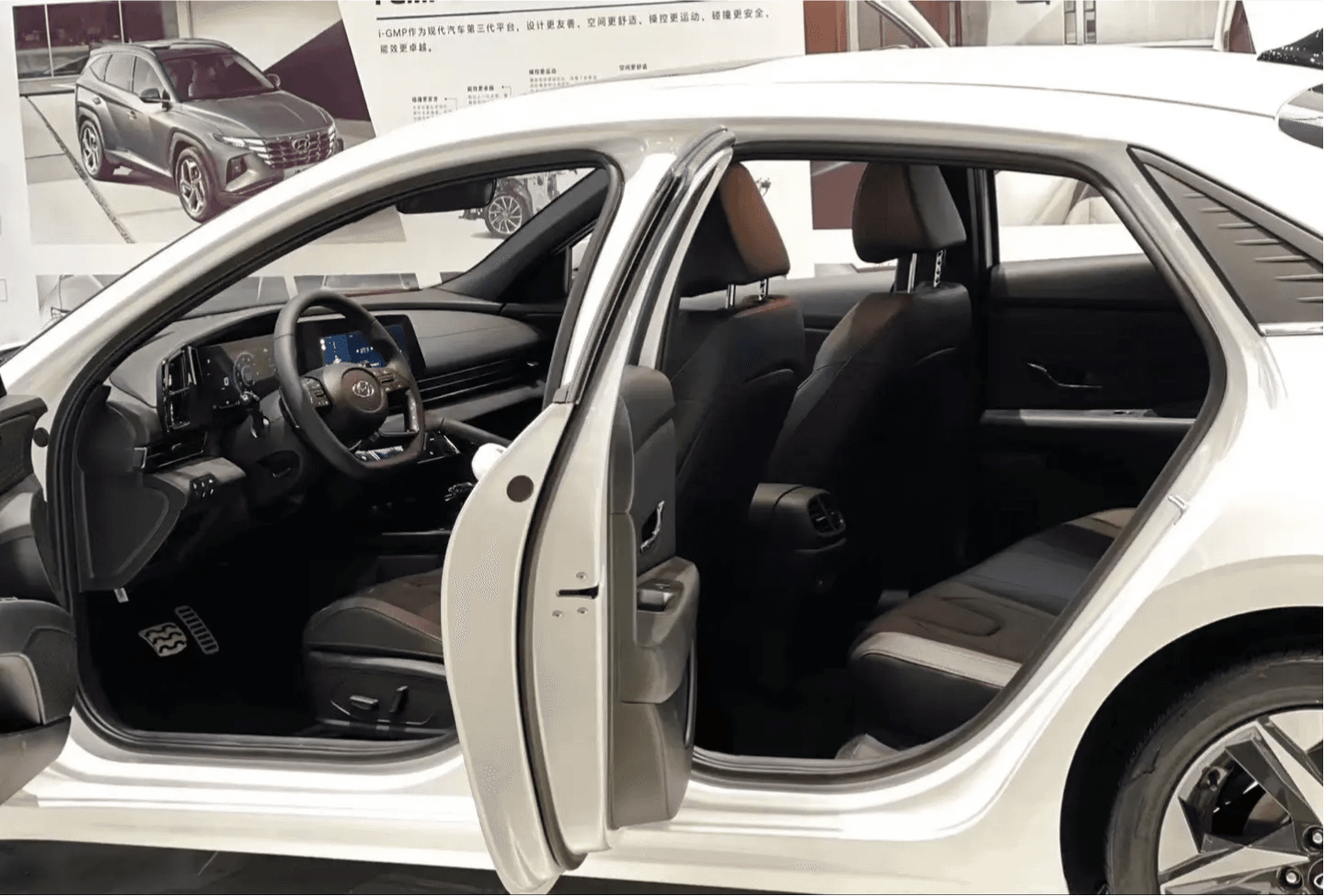 2023款 现代 伊兰特 1.5L CVT LUX 尊贵版 4