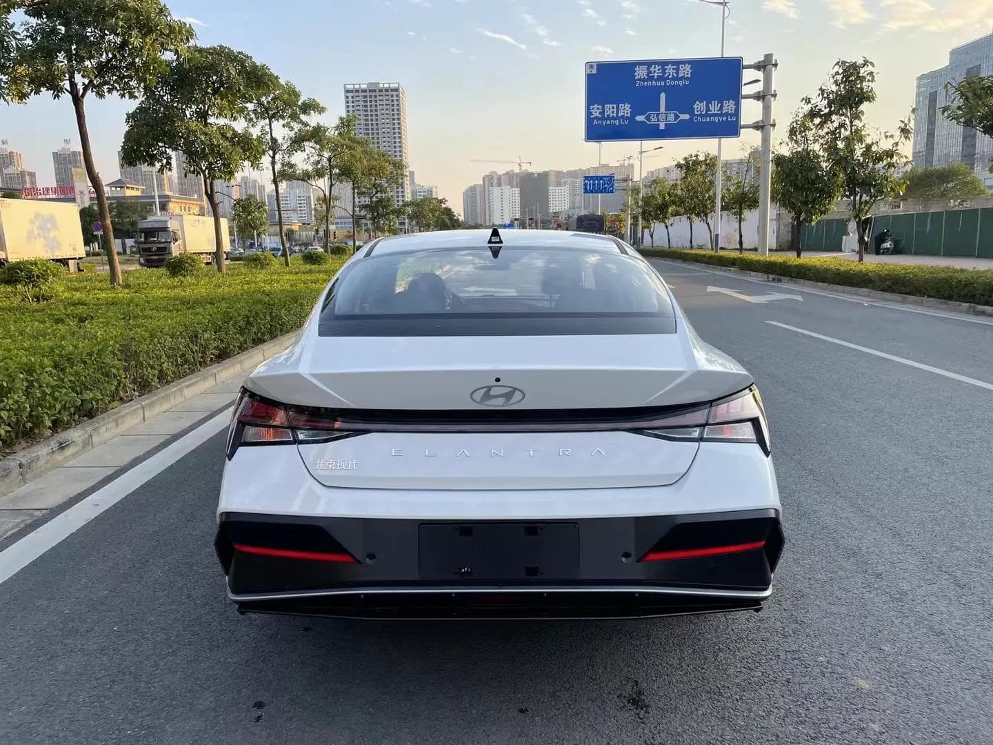 2023款 现代 伊兰特 1.5L CVT LUX 尊贵版 7