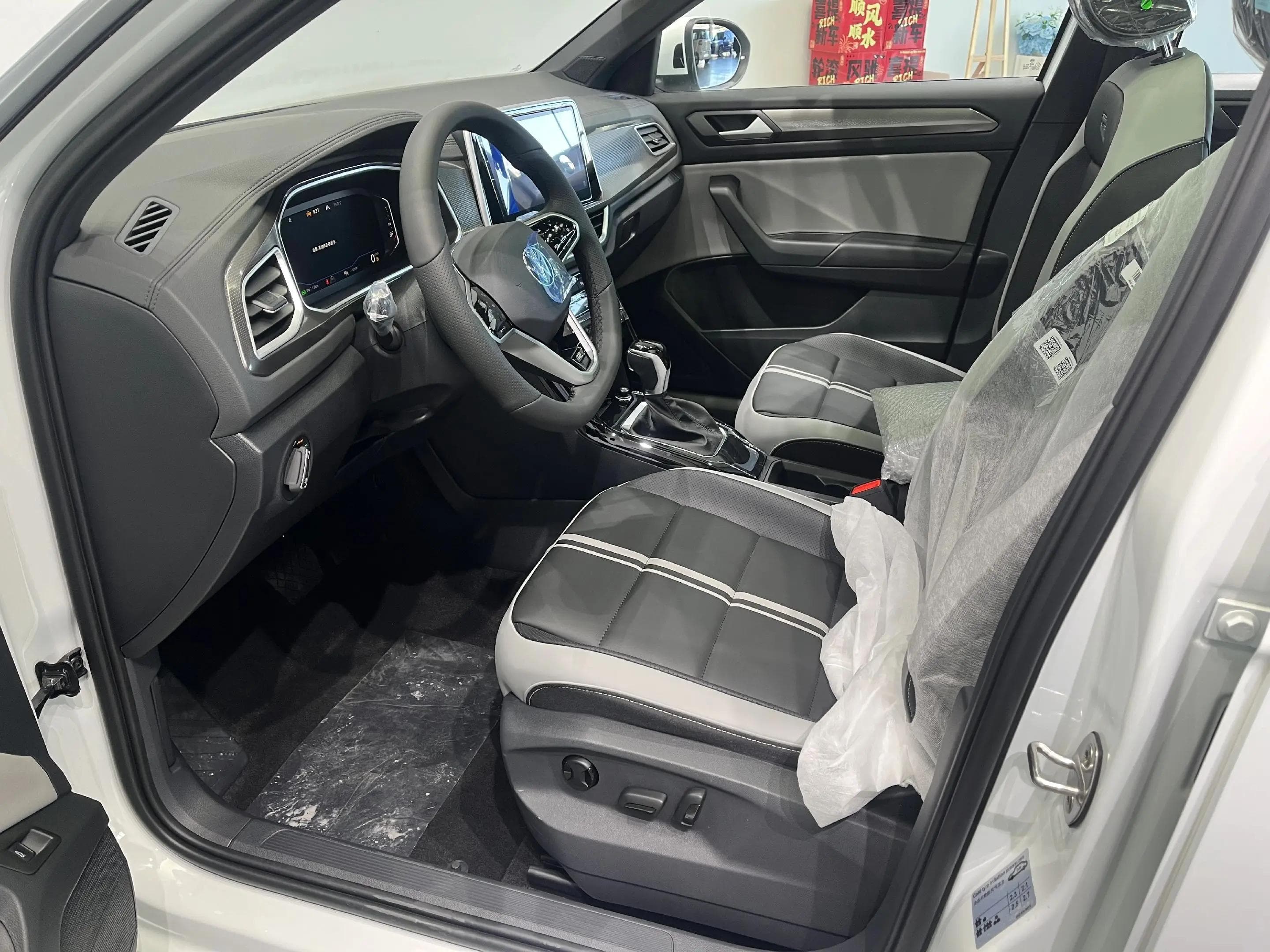 2025款 大众 T-ROC 探歌 300TSI DSG 两驱星光版 8